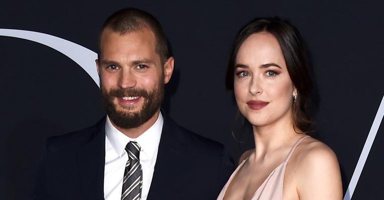 Dakota Johnson e Jamie Dornan aparecem deslumbrantes em première de ’50 Tons Mais Escuros’