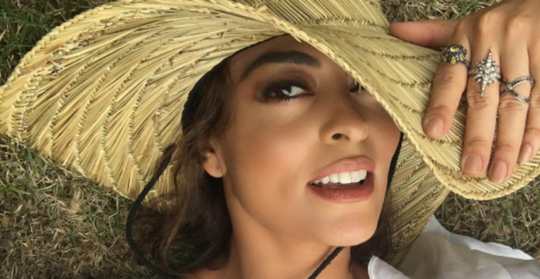 Juliana Paes posa em cenário paradisíaco e exibe corpo escultural