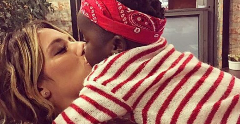 Giovanna Ewbank mostra a filha, Titi, andando a cavalo