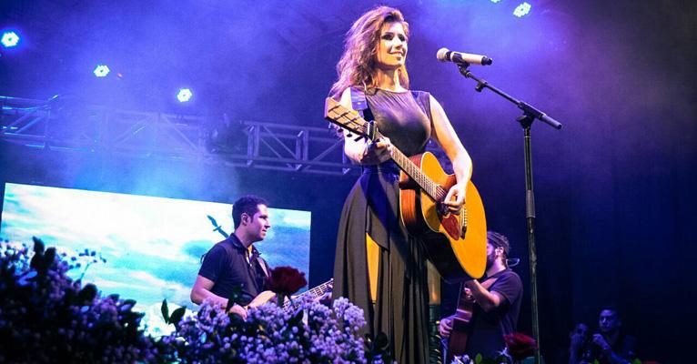Paula Fernandes atrai público de 40 mil pessoas em show na Ciudad del Este, no Paraguai