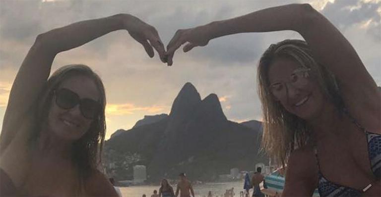 Que genética! Helô Pinheiro (71) posa de biquíni na praia ao lado da filha, Ticiane (40)