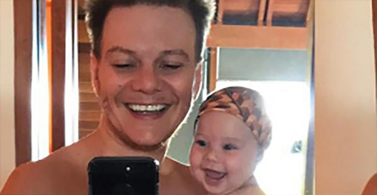 Com produção da esposa, Michel Teló combina look com a filha, Melinda