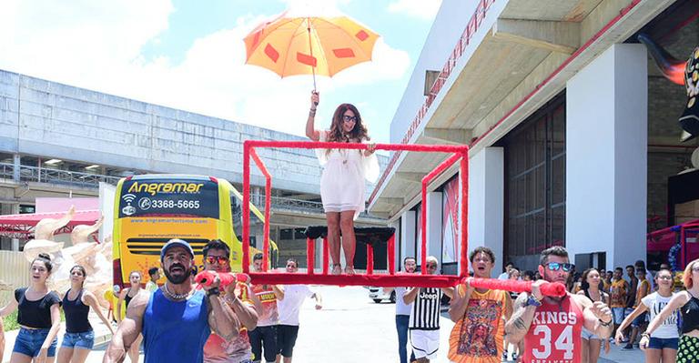 Homenageada, Elba Ramalho é carregada por componentes em visita ao barracão da Tom Maior