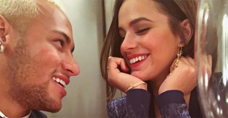 Neymar Jr. mostra os presentes que ganhou da namorada, Bruna Marquezine