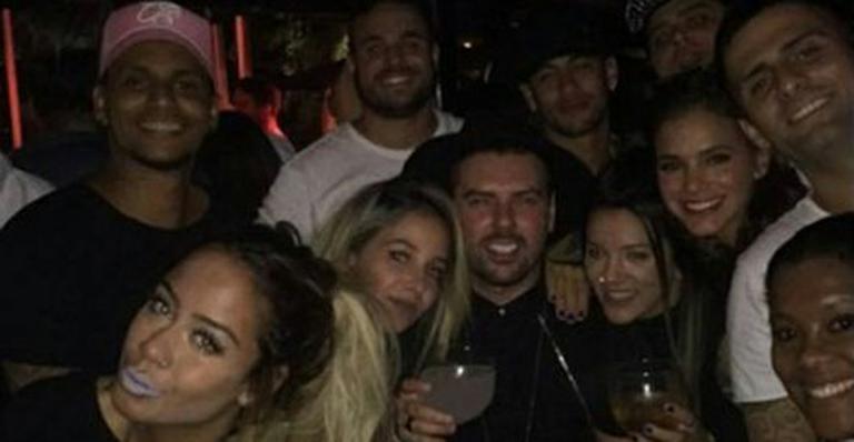 Neymar comemora 25 anos ao lado do filho e Bruna Marquezine na Espanha