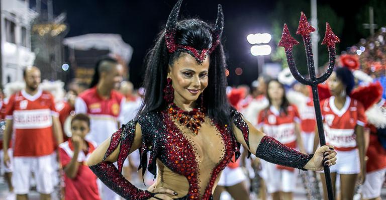 Viviane Araújo vira ‘diabinha’ sexy e inicia comemoração de uma década de reinado