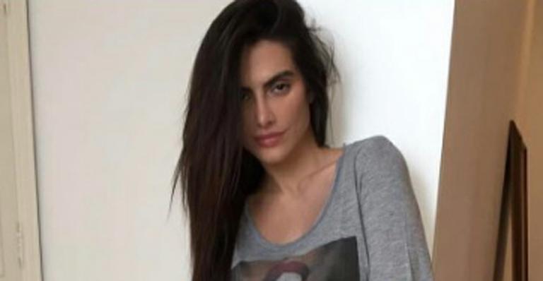 Cleo Pires posa com blusa transparente sem sutiã e mostra demais