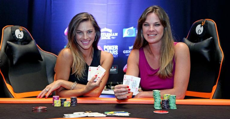 Letícia Birkheuer e a irmã, Michele, participam de campeonato de pôquer no Uruguai