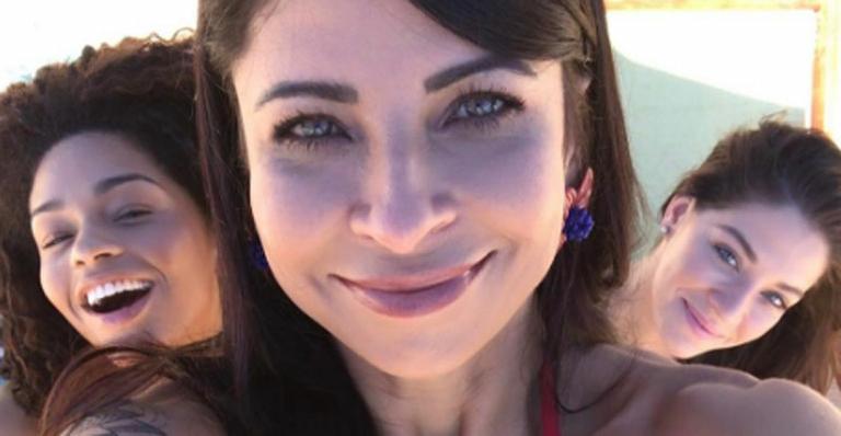 Aos 43, Anna Lima exibe barriga chapada durante as gravações de ‘Sol Nascente’