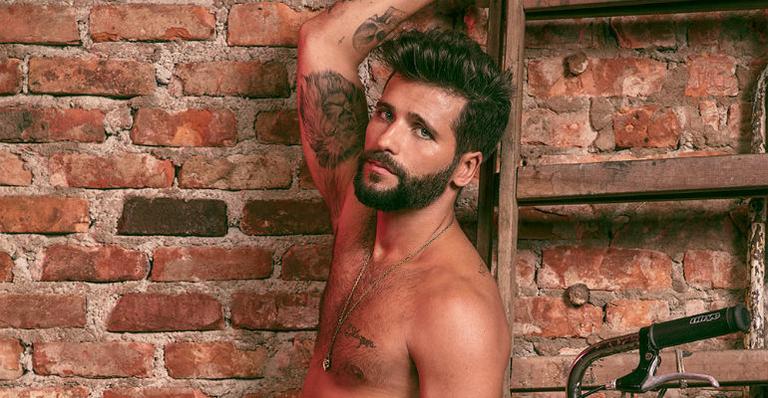 Bruno Gagliasso posa só de cueca e exibe corpão