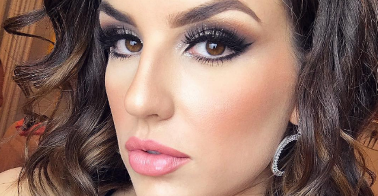 Em raro clique de biquíni, Kéfera exibe barriga chapada e ganha elogios: “Que corpo”