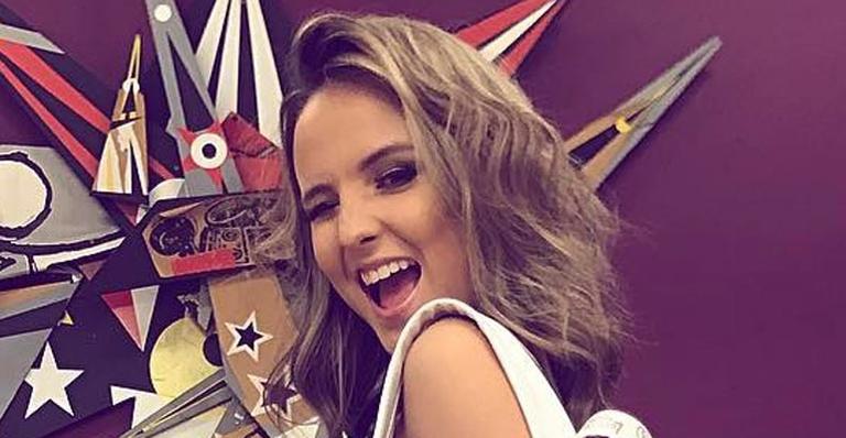 Larissa Manoela mostra seu look volta às aulas e ganha elogio: ‘Divando no colégio’