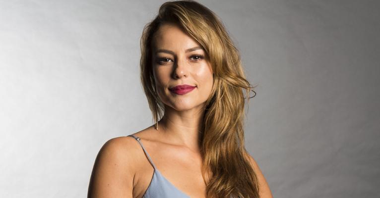 Em foto de maiô, braço forte de Paolla Oliveira chama a atenção