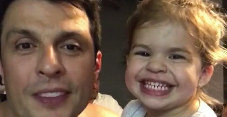 Wellington Muniz mostra a filha, Valentina, imitando o Silvio Santos