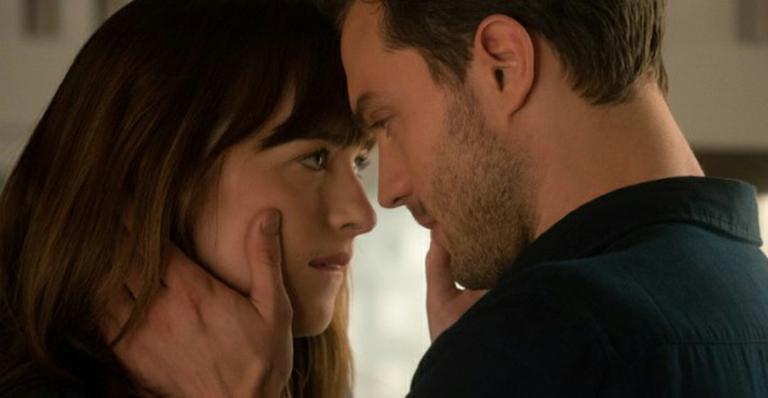 Dakota Johnson diz que bebeu para gravar cenas quentes de ’50 Tons’