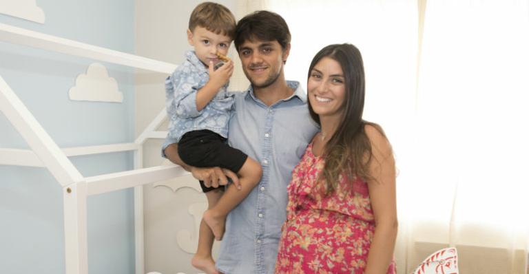 Felipe Simas e eleita investem na vida em família