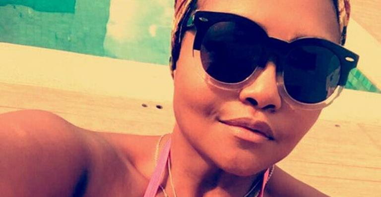 De biquíni, Gaby Amarantos mostra corpo real e diz: ‘Eu sou o que sou!’