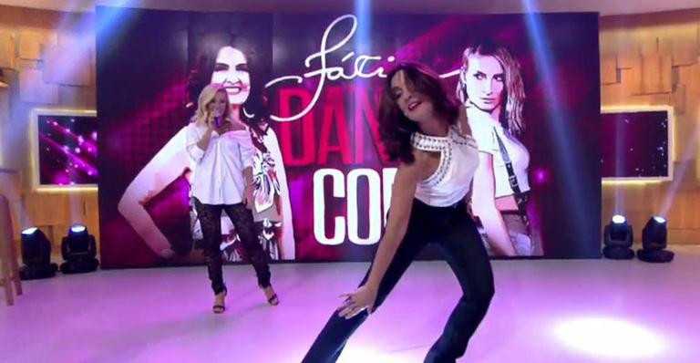 Em clima de carnaval, Fátima Bernardes tenta dançar hit de Claudia Leitte, mas quase se dá mal