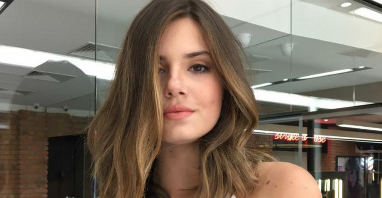 Camila Queiroz muda radicalmente o visual e doa cabelo para pacientes com câncer