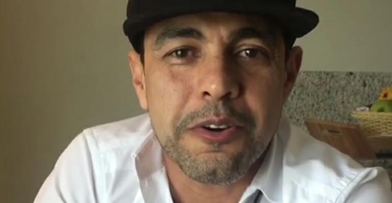 Zezé di Camargo posa sem camisa para exibir os músculos