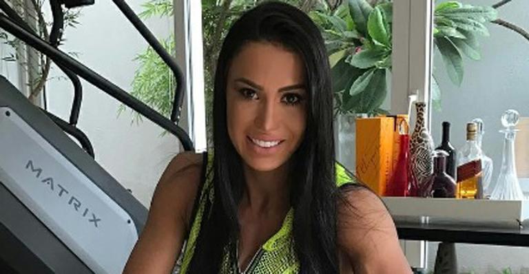 Gracyanne Barbosa exibe decotão no limite e ‘bumbum na nuca’ com shortinho minúsculo