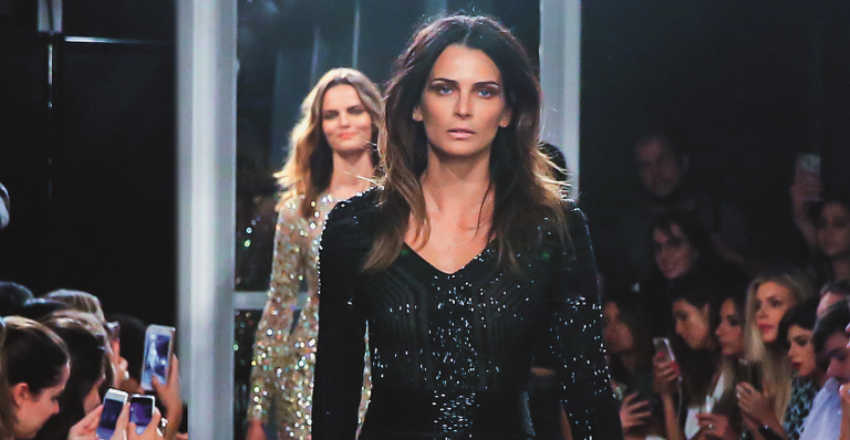 Fernanda Motta rouba a cena em desfile em São Paulo