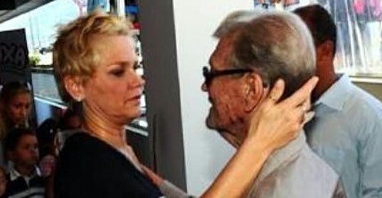 Xuxa pede orações ao pai, internado em hospital no Rio de Janeiro
