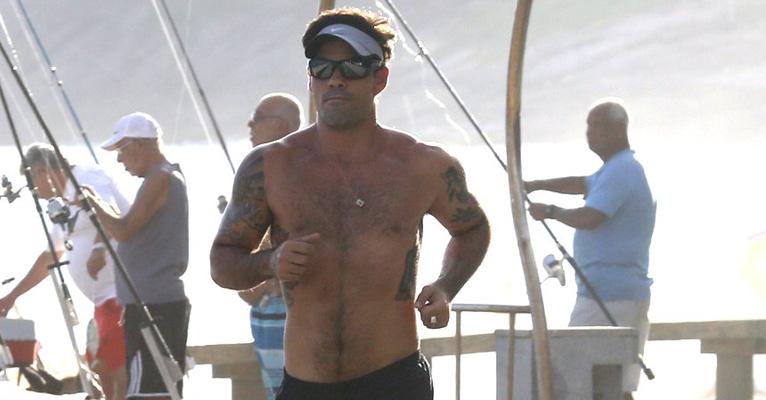 Juliano Cazarré exibe boa forma aos 36 em corrida na praia