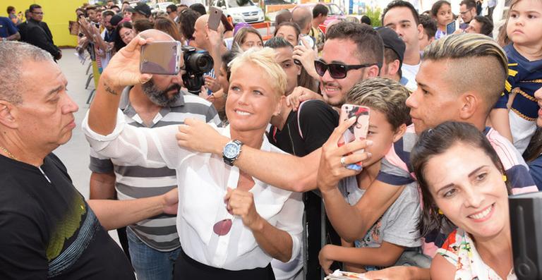 Xuxa Meneghel faz selfies com os fãs em evento da Casa X