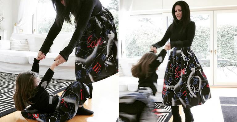 Laura Pausini usa look tal mãe, tal filha com Paola