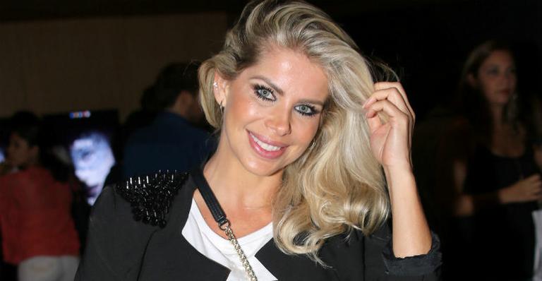 Em Maceió, Karina Bacchi mostra a barriga: “15 semanas”