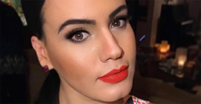 Letícia Lima posa na cama e aparece com marcas de batom no rosto