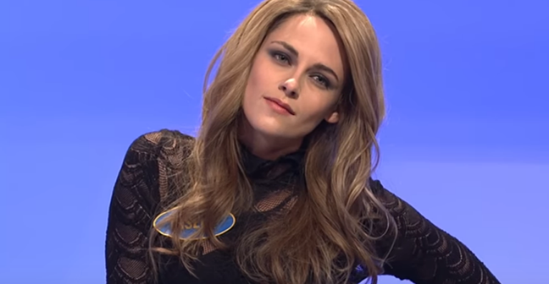 Kristen Stewart imita Gisele Bündchen em programa de TV americano