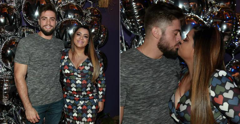Preta Gil e o amado, Rodrigo Godoy, vivem clima de romance em pocket-show