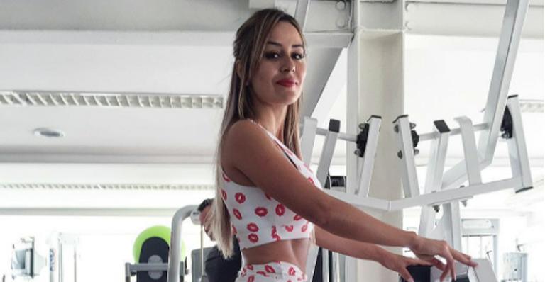 Grávida, Letícia Santiago desabafa após críticas a microbarriga