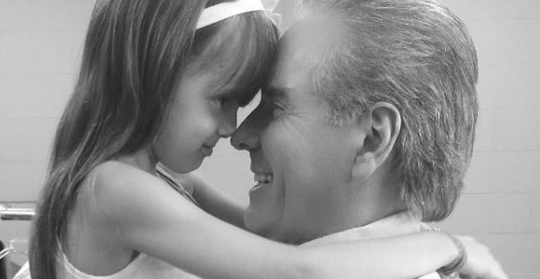 Roberto Justus recebe o carinho de Rafaella nos bastidores da Record