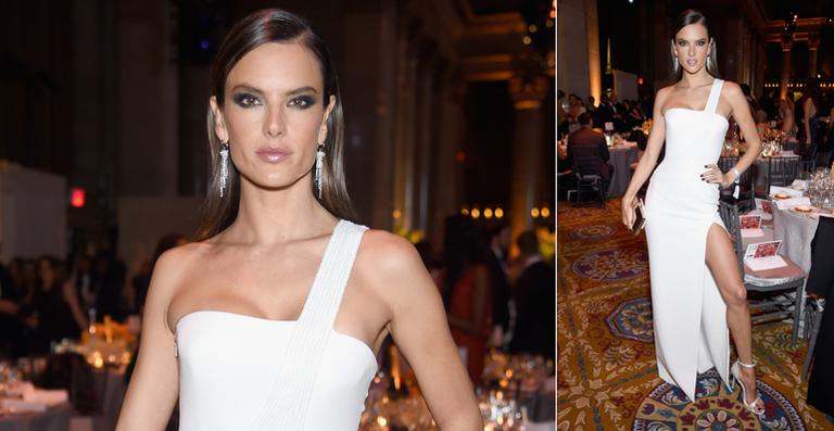 Alessandra Ambrosio arrasa com fenda em noite de gala