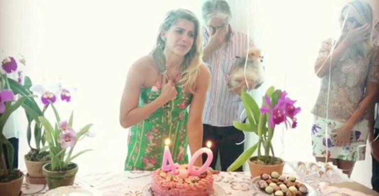 Karina Bacchi relembra emoção com pedido de gravidez em aniversário de 40 anos e celebra presente de Deus