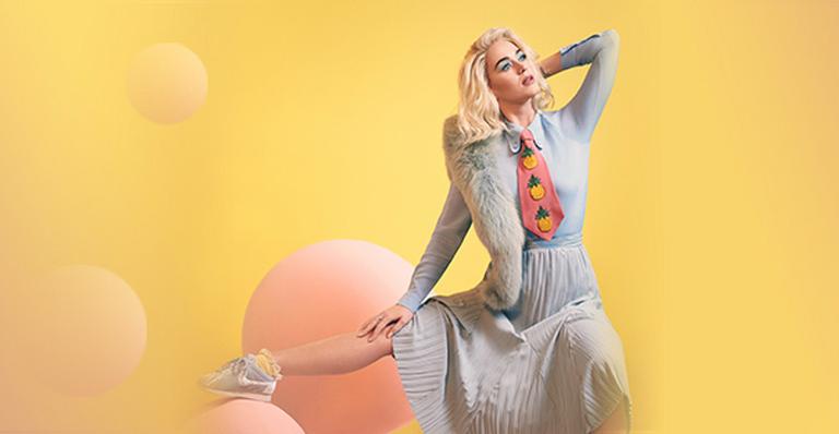 Em foto sensual, Katy Perry aparece coberta por comida no corpo