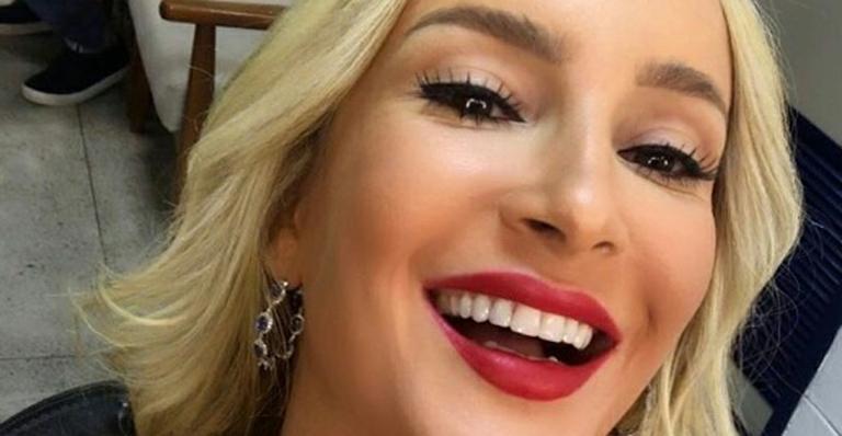 Claudia Leitte surge de calcinha sexy em foto publicada por stylist