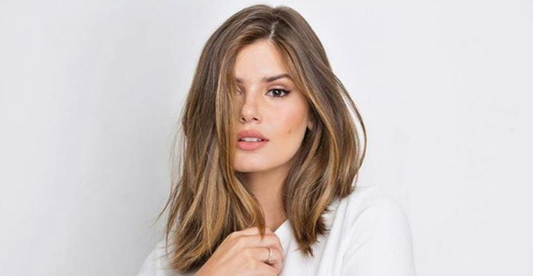 Com novo visual, Camila Queiroz posa para Klebber Toledo e recebe declaração do namorado