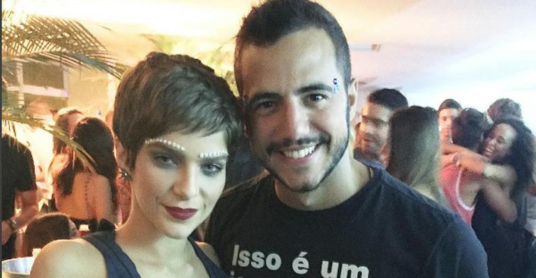Ex-BBB Matheus posa com Isabella Santoni