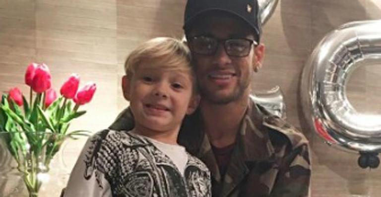 Neymar posa com o filho fantasiado de Batman