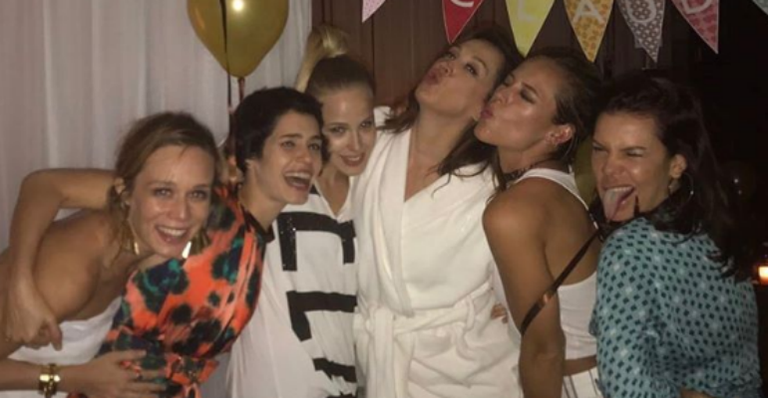 Claudia Raia reúne suas filhas da ficção para comemorar os 50 anos