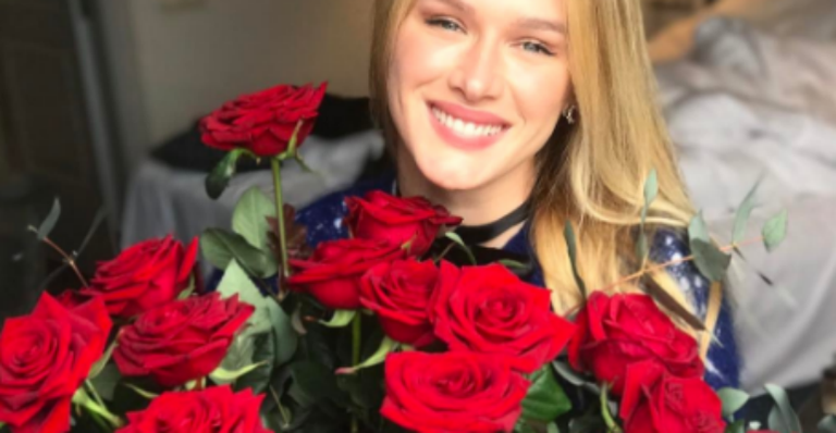 Fiorella Mattheis mostra buquê gigante que ganhou do amado, Alexandre Pato