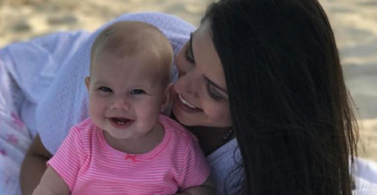 Thais Fersoza posa sorridente com Melinda na praia: “A razão do meu sorriso mais largo”