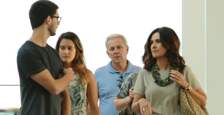 Fátima Bernardes curte passeio no shopping com os filhos