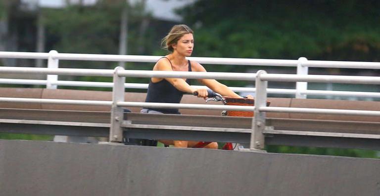 Grazi Massafera vai de bicicleta para a academia