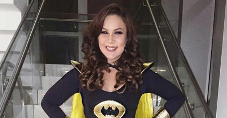 Ex-BBB Cacau posa fantasiada: “Alguém viu o homem gato?”