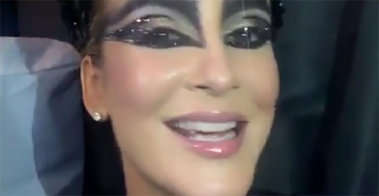 Claudia Leitte vira Cisne Negro para baile de pré-carnaval